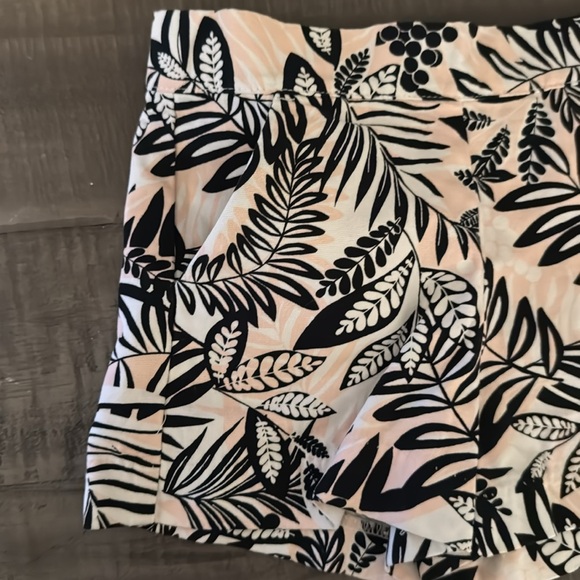 Janie and Jack Girls 5T White Shorts with Black and Pink Leaf-Print - Picture 3 of 9